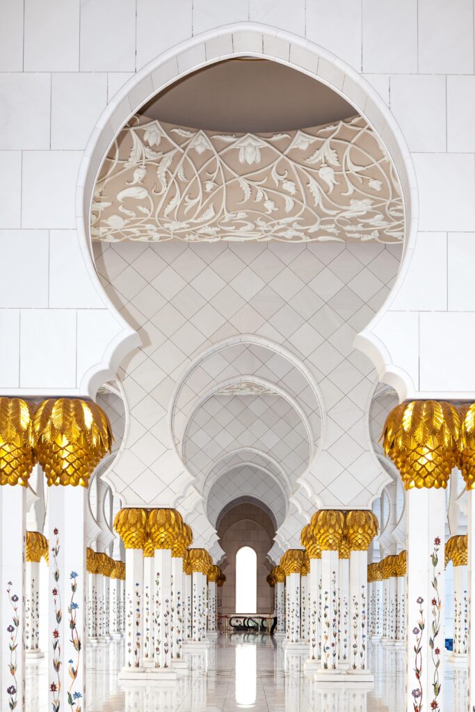Interiors of the Sheikh Zayed Grand Mosque i